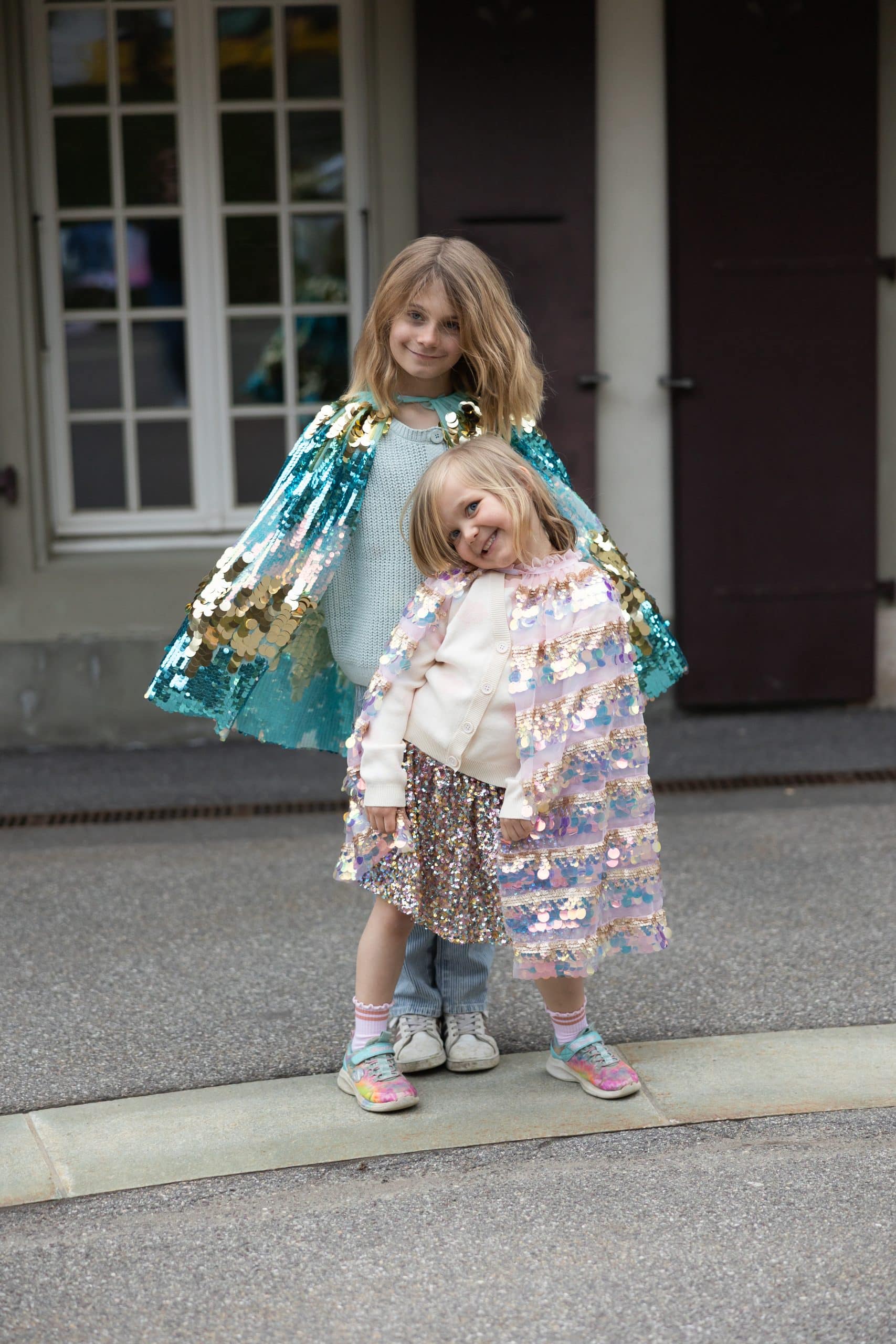 Blauw bruine Pailletten cape www.prinsessenjurk.nl v1